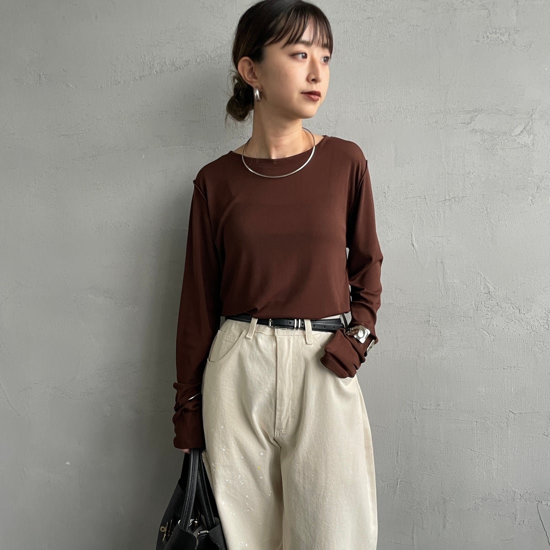 nenom [ネノム] クルーネック シアーカットソー [NE25112034] 28 BROWN &&モデル身長：150cm 着用サイズ：F&&