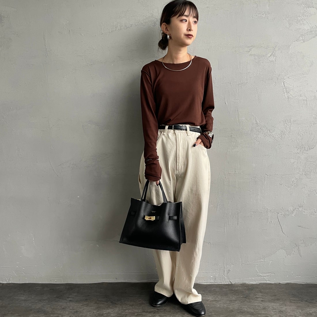 nenom [ネノム] クルーネック シアーカットソー [NE25112034] 28 BROWN &&モデル身長：150cm 着用サイズ：F&&