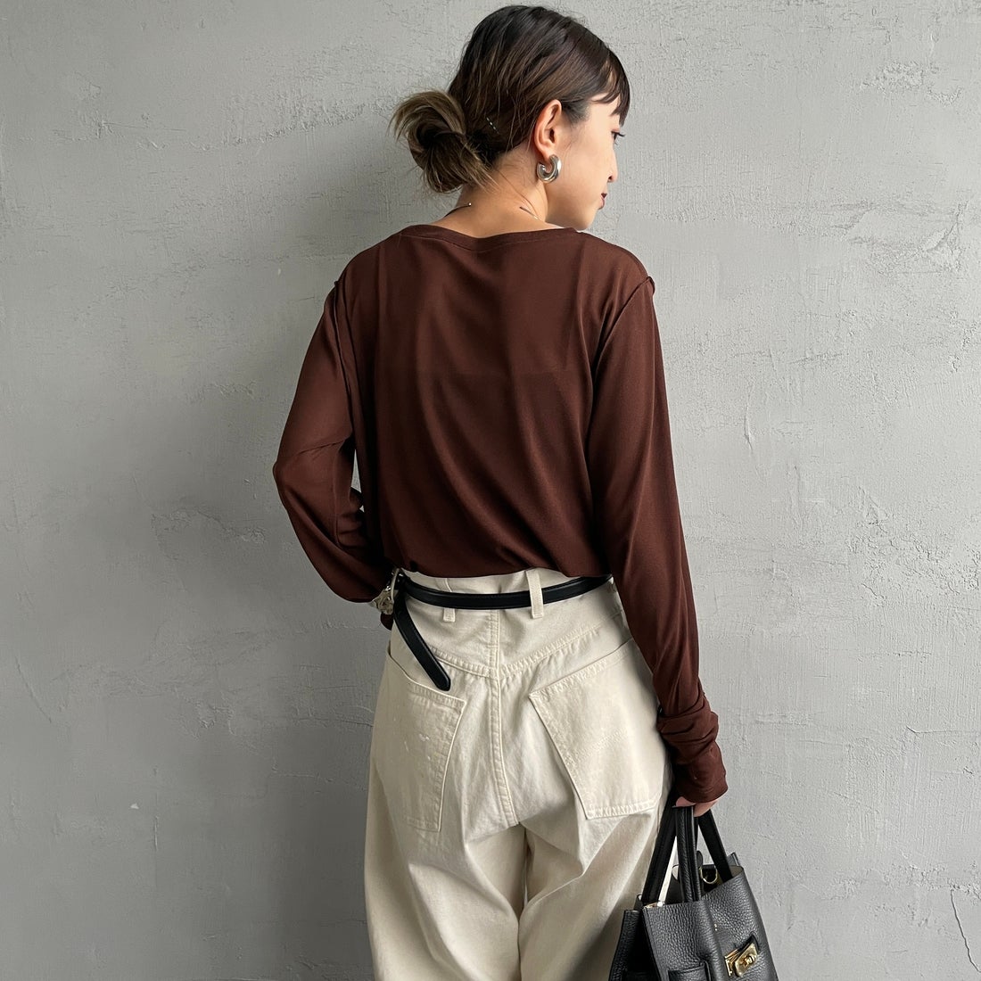 nenom [ネノム] クルーネック シアーカットソー [NE25112034] 28 BROWN &&モデル身長：150cm 着用サイズ：F&&
