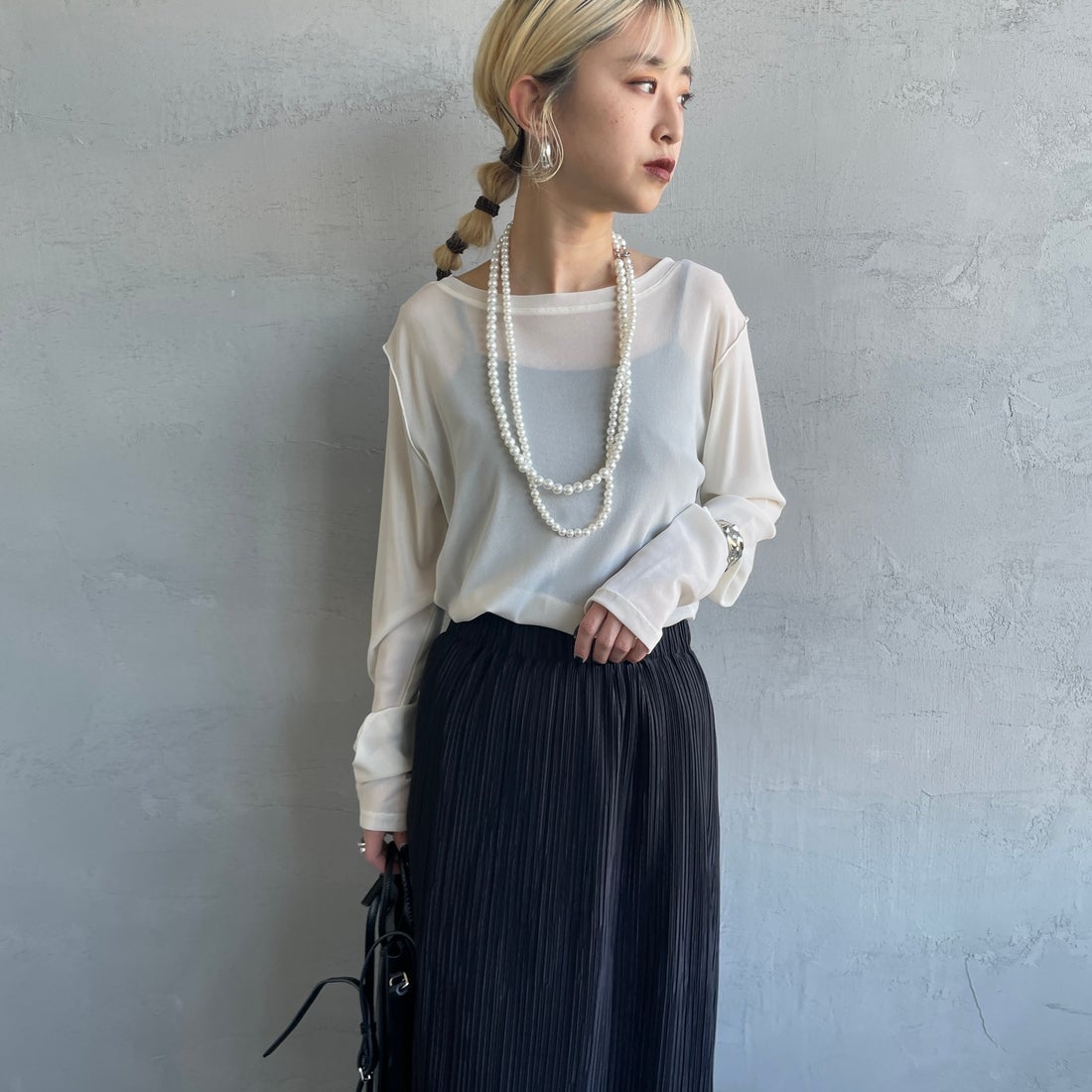 nenom [ネノム] クルーネック シアーカットソー [NE25112034] 02 OFF &&モデル身長：150cm 着用サイズ：F&&