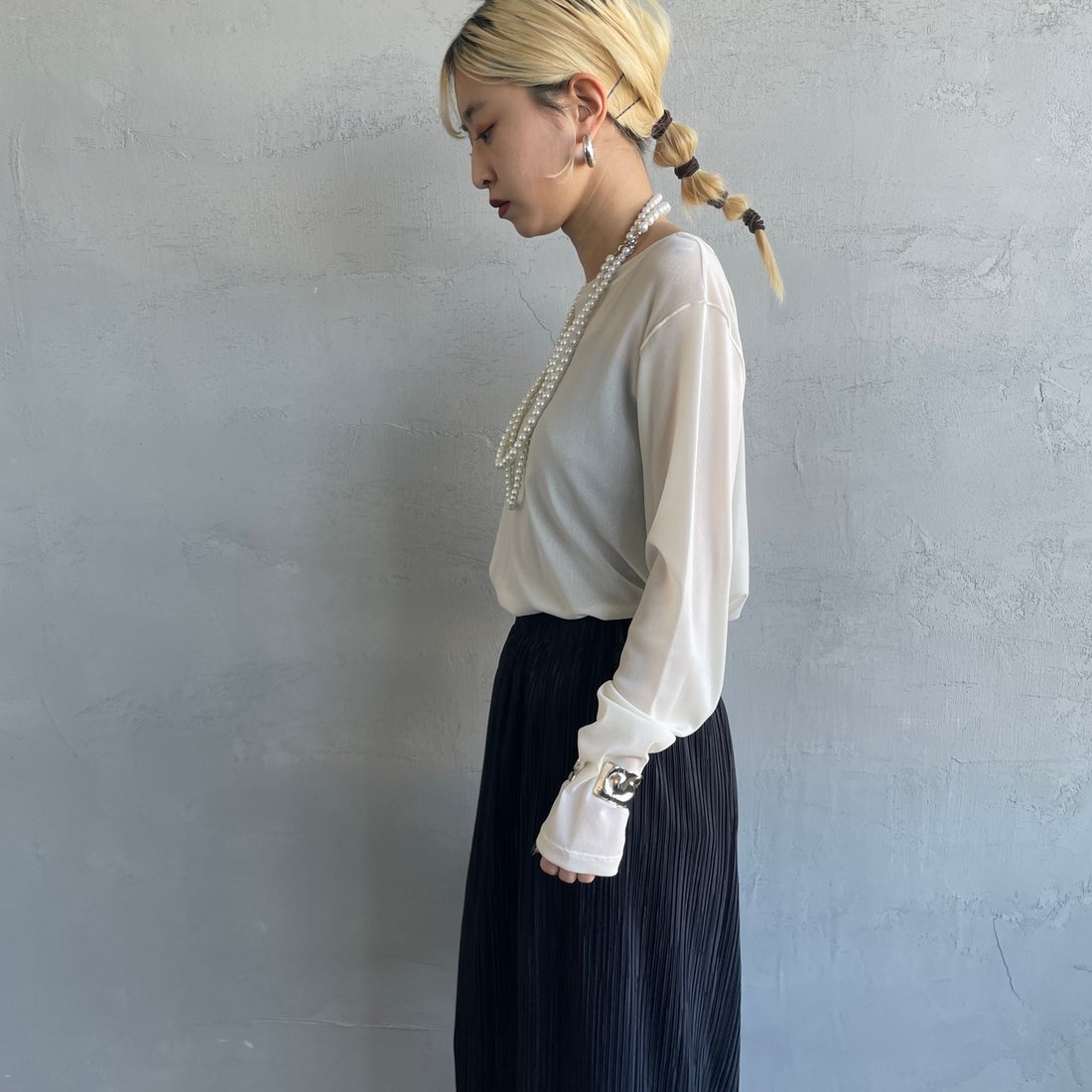 nenom [ネノム] クルーネック シアーカットソー [NE25112034] 02 OFF &&モデル身長：150cm 着用サイズ：F&&