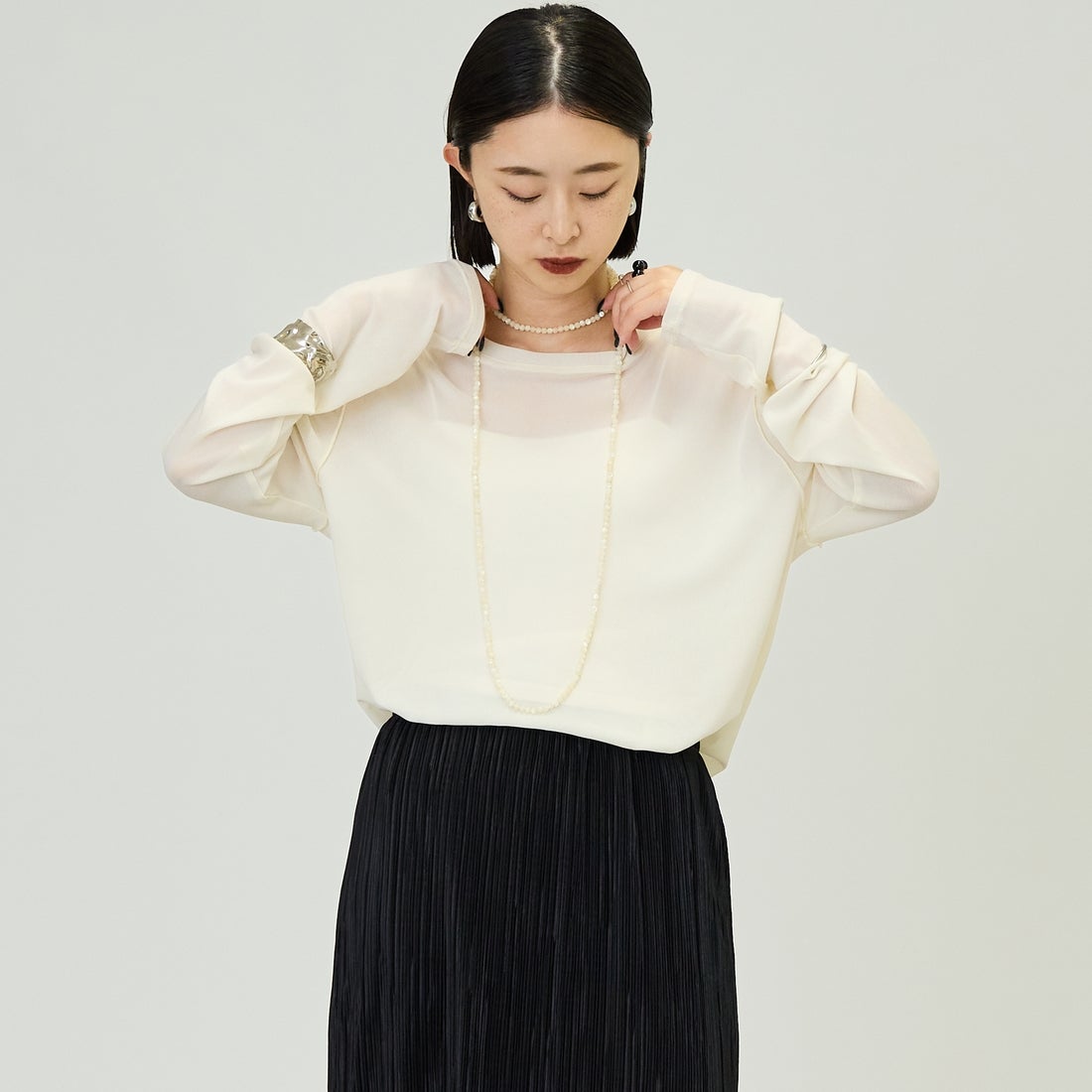 nenom [ネノム] クルーネック シアーカットソー [NE25112034] 02 OFF &&モデル身長：150cm 着用サイズ：F&&