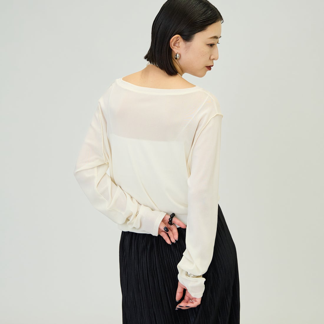 nenom [ネノム] クルーネック シアーカットソー [NE25112034] 02 OFF &&モデル身長：150cm 着用サイズ：F&&