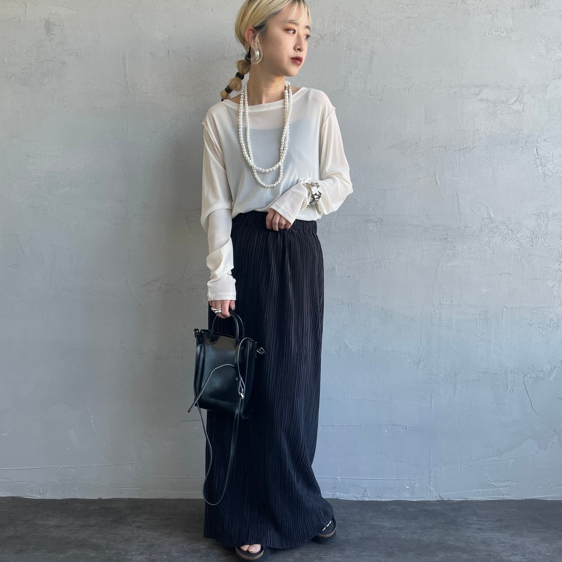 nenom [ネノム] クルーネック シアーカットソー [NE25112034] 02 OFF &&モデル身長：150cm 着用サイズ：F&&