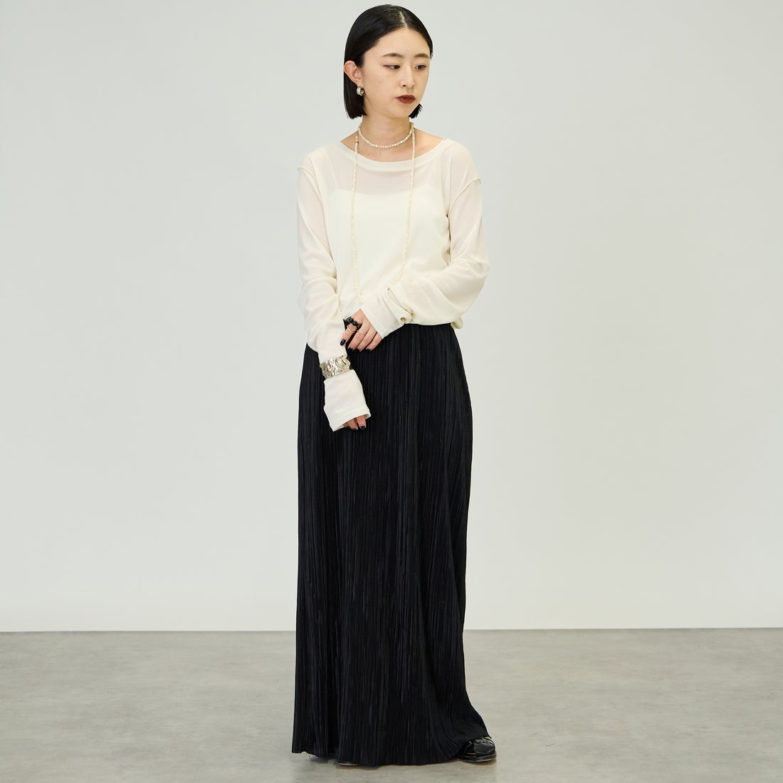 nenom [ネノム] クルーネック シアーカットソー [NE25112034] 02 OFF &&モデル身長：150cm 着用サイズ：F&&