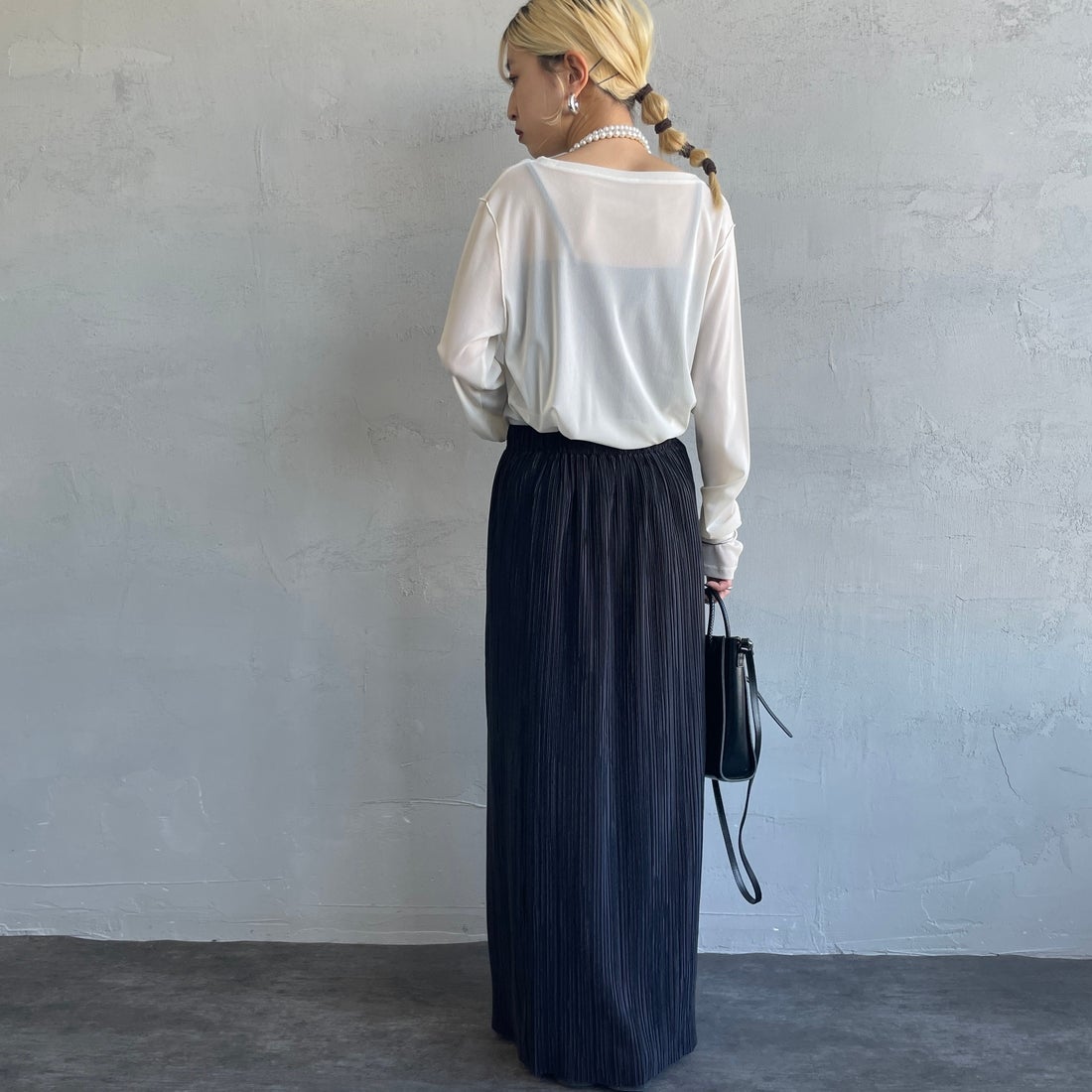 nenom [ネノム] クルーネック シアーカットソー [NE25112034] 02 OFF &&モデル身長：150cm 着用サイズ：F&&