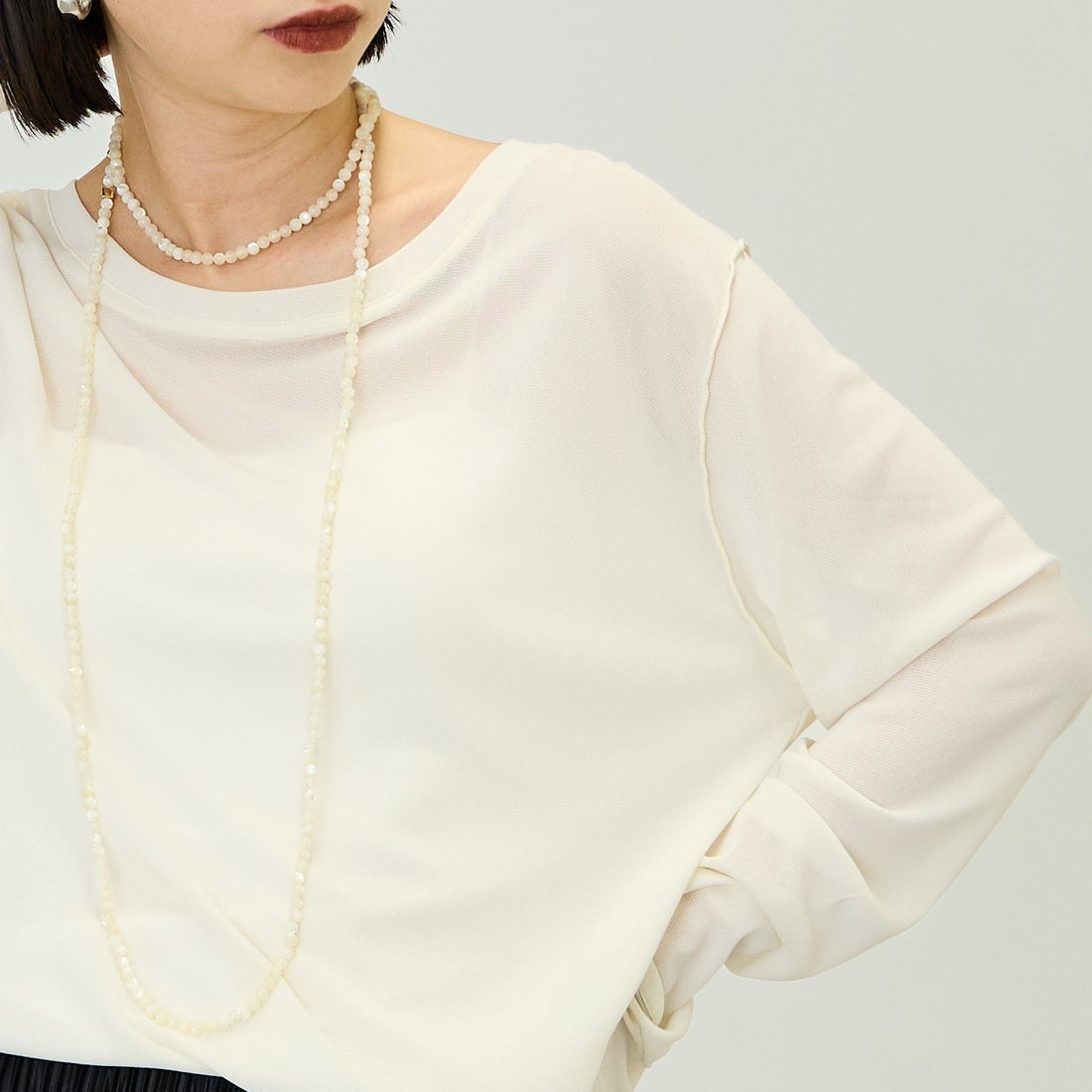 nenom [ネノム] クルーネック シアーカットソー [NE25112034] 02 OFF &&モデル身長：150cm 着用サイズ：F&&