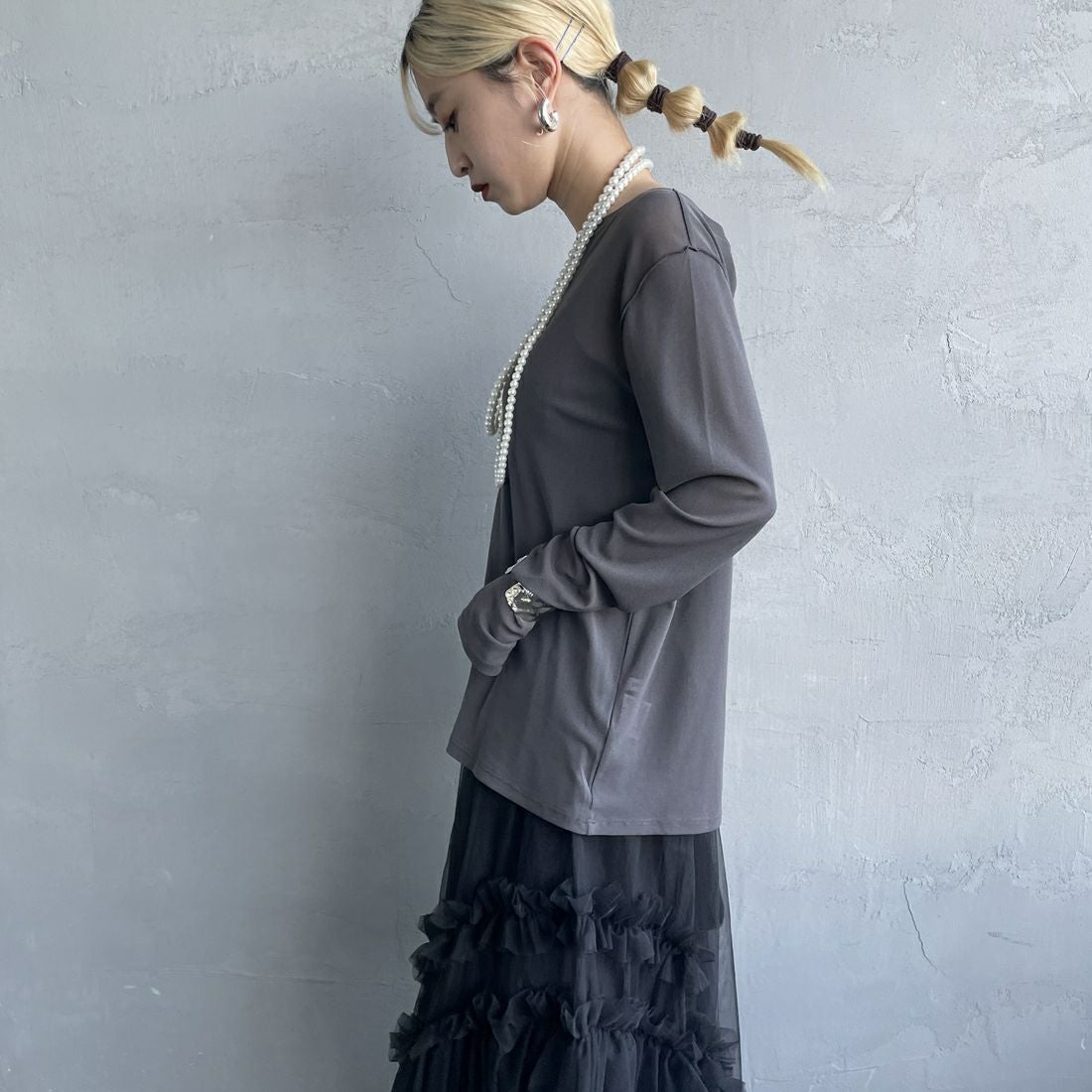 nenom [ネノム] クルーネック シアーカットソー [NE25112034] 08 CHARCOA &&モデル身長：150cm 着用サイズ：F&&