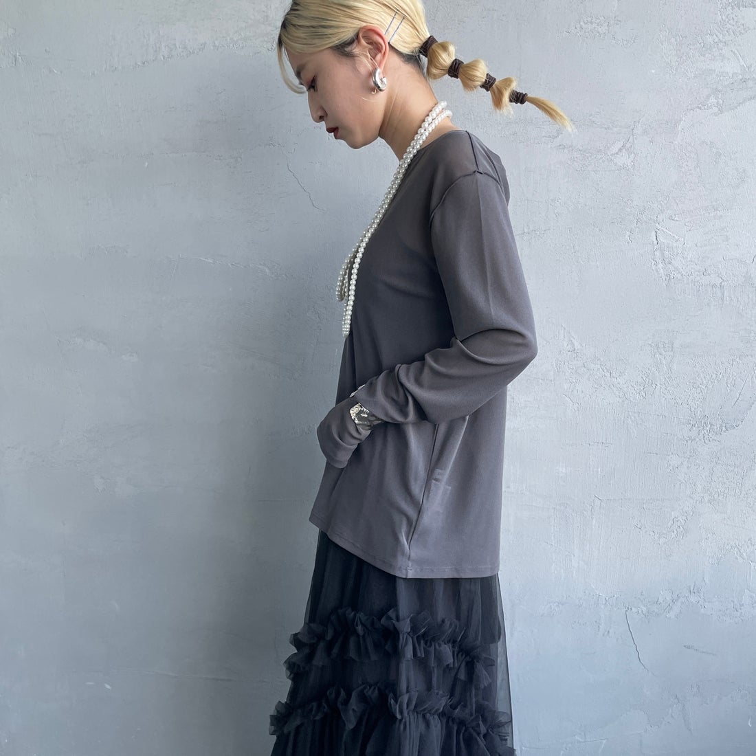 nenom [ネノム] クルーネック シアーカットソー [NE25112034] 08 CHARCOA &&モデル身長：150cm 着用サイズ：F&&