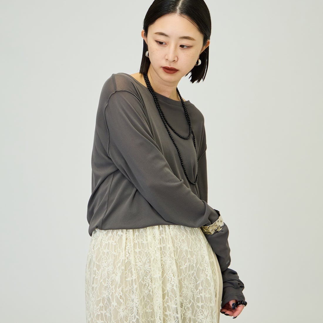 nenom [ネノム] クルーネック シアーカットソー [NE25112034] 08 CHARCOA &&モデル身長：150cm 着用サイズ：F&&