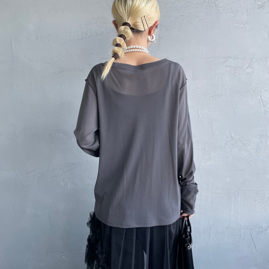 nenom [ネノム] クルーネック シアーカットソー [NE25112034] 08 CHARCOA &&モデル身長：150cm 着用サイズ：F&&