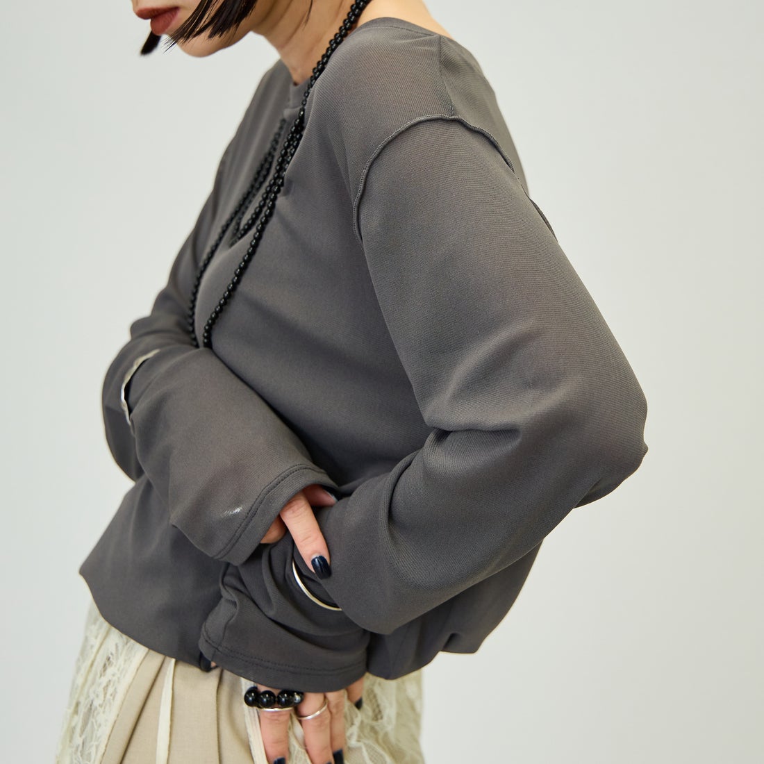 nenom [ネノム] クルーネック シアーカットソー [NE25112034] 08 CHARCOA &&モデル身長：150cm 着用サイズ：F&&