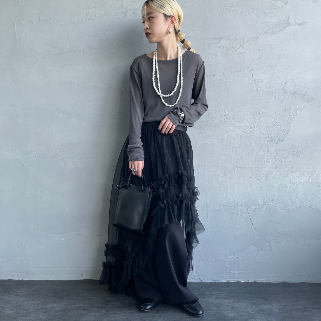 nenom [ネノム] クルーネック シアーカットソー [NE25112034] 08 CHARCOA &&モデル身長：150cm 着用サイズ：F&&