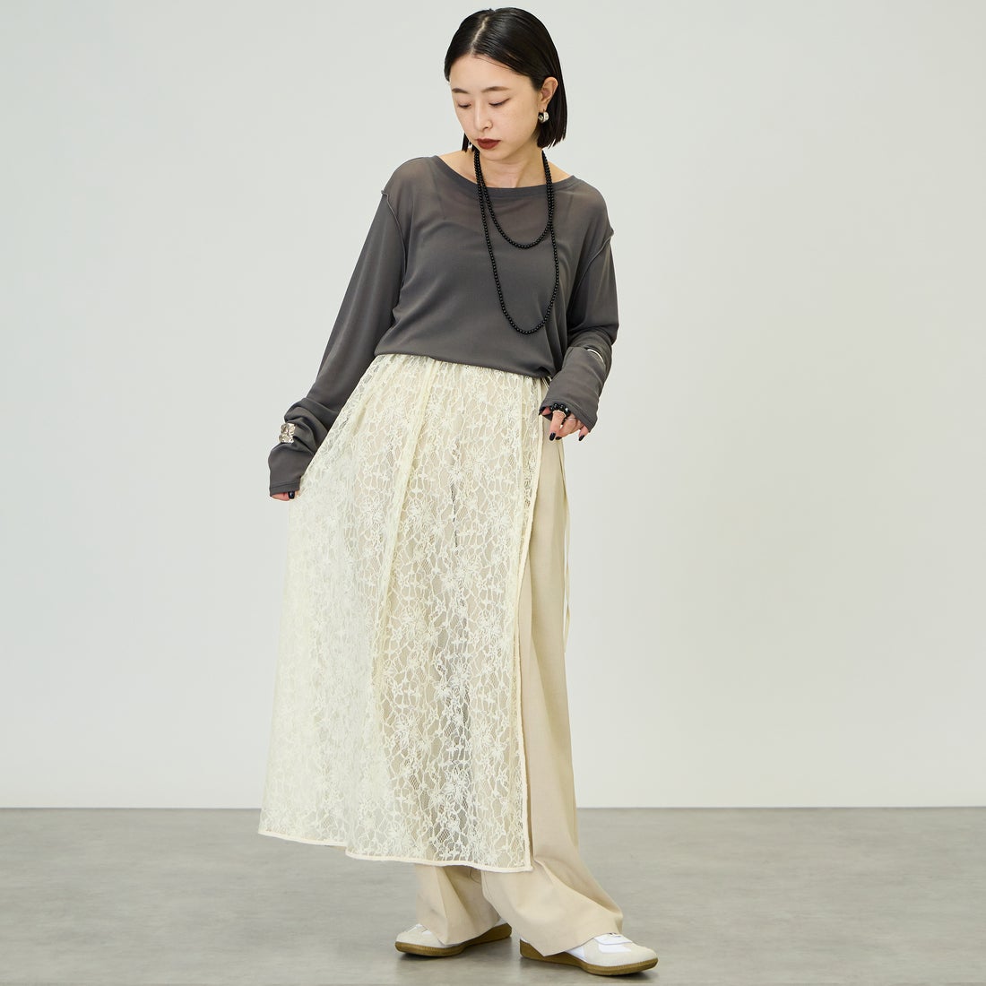 nenom [ネノム] クルーネック シアーカットソー [NE25112034] 08 CHARCOA &&モデル身長：150cm 着用サイズ：F&&