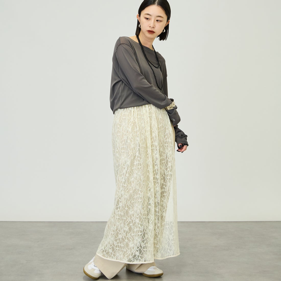 nenom [ネノム] クルーネック シアーカットソー [NE25112034] 08 CHARCOA &&モデル身長：150cm 着用サイズ：F&&