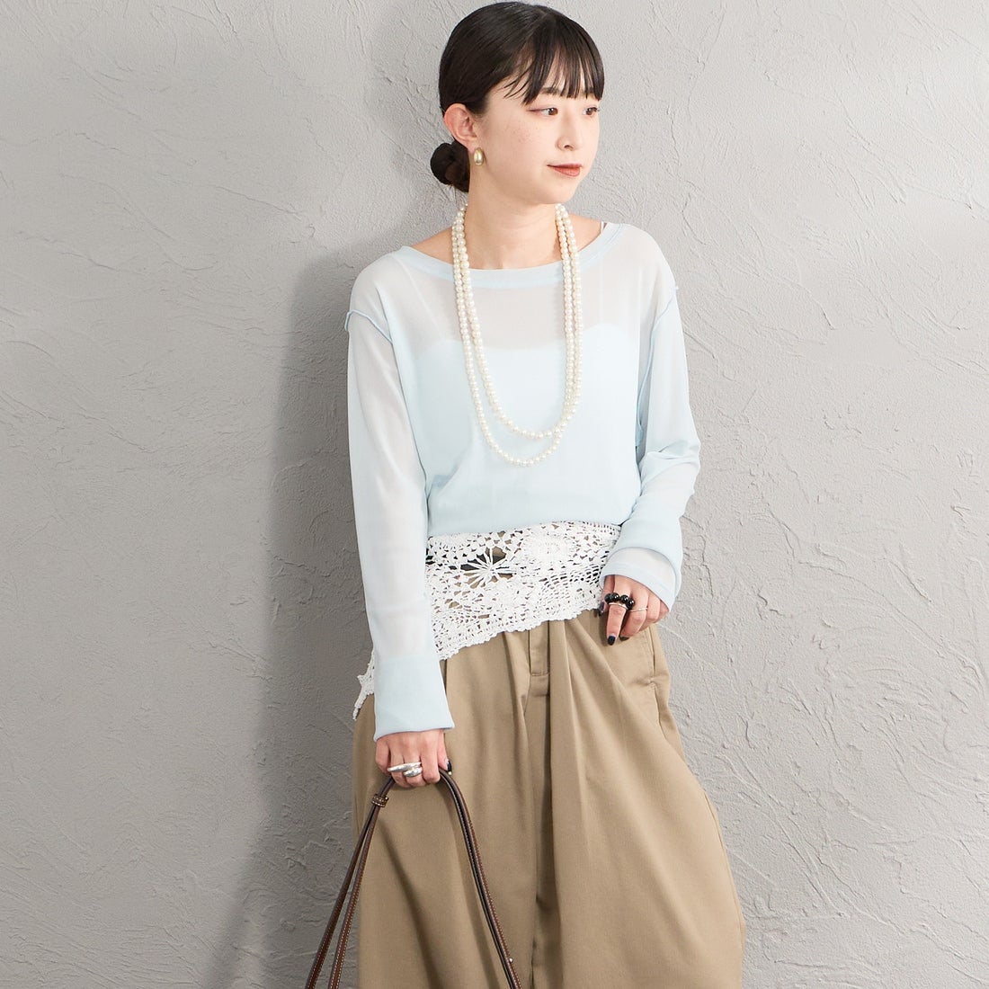 nenom [ネノム] クルーネック シアーカットソー [NE25112034] 10 SAX &&モデル身長：150cm 着用サイズ：F&&