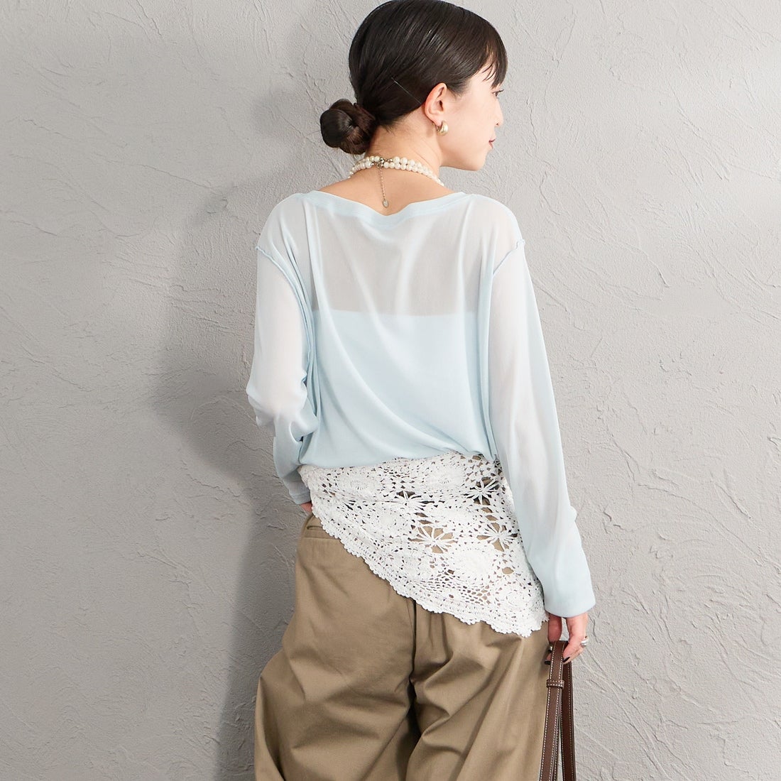 nenom [ネノム] クルーネック シアーカットソー [NE25112034] 10 SAX &&モデル身長：150cm 着用サイズ：F&&