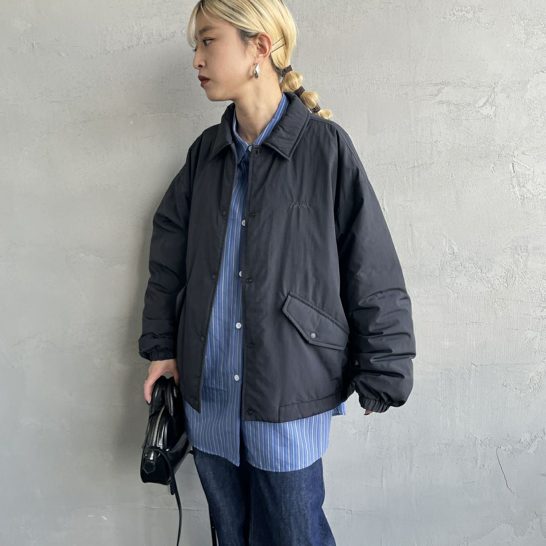 NANGA [ナンガ] ウィメンズ ソフトダウンコーチジャケット [N2501-0J003B] BLK&&モデル身長：150cm 着用サイズ：WM&&