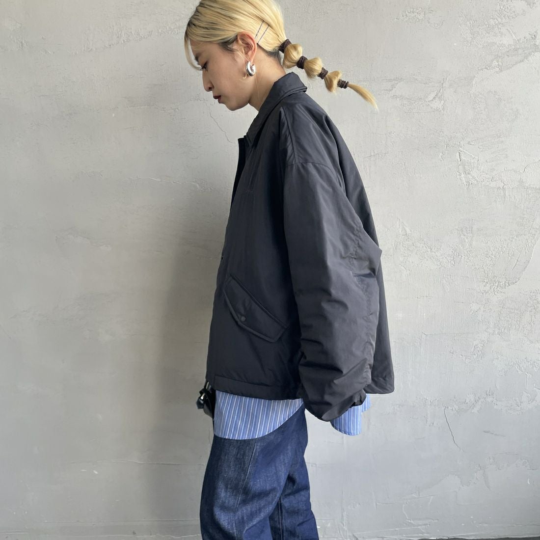 NANGA [ナンガ] ウィメンズ ソフトダウンコーチジャケット [N2501-0J003B] BLK&&モデル身長：150cm 着用サイズ：WM&&