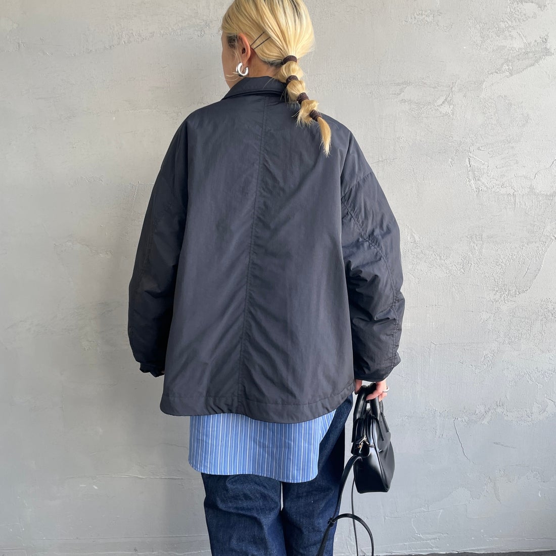 NANGA [ナンガ] ウィメンズ ソフトダウンコーチジャケット [N2501-0J003B] BLK&&モデル身長：150cm 着用サイズ：WM&&