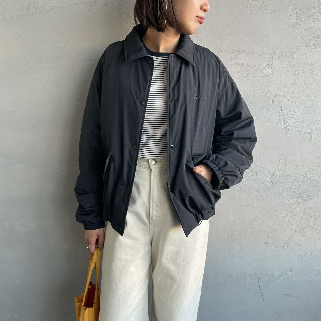 NANGA [ナンガ] ウィメンズ ソフトダウンコーチジャケット [N2501-0J003B] BLK&&モデル身長：159cm 着用サイズ：WM&&