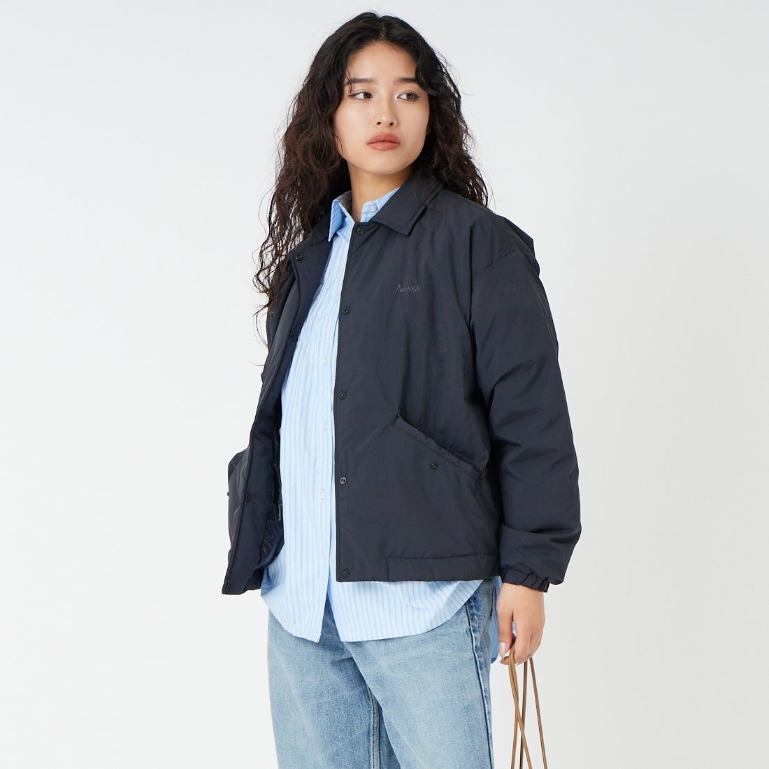 NANGA [ナンガ] ウィメンズ ソフトダウンコーチジャケット [N2501-0J003B] BLK &&モデル身長：162cm 着用サイズ：WM&&