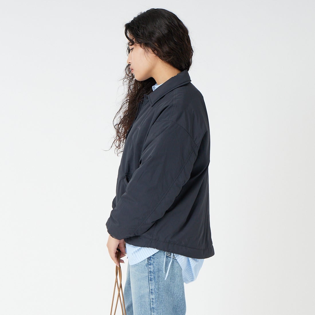 NANGA [ナンガ] ウィメンズ ソフトダウンコーチジャケット [N2501-0J003B] BLK &&モデル身長：162cm 着用サイズ：WM&&