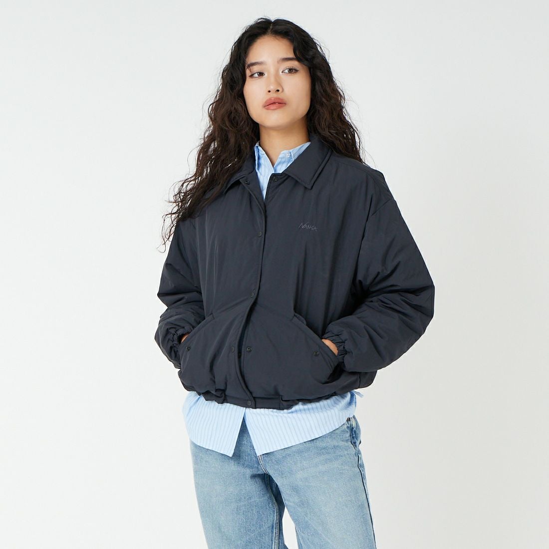 NANGA [ナンガ] ウィメンズ ソフトダウンコーチジャケット [N2501-0J003B] BLK &&モデル身長：162cm 着用サイズ：WM&&