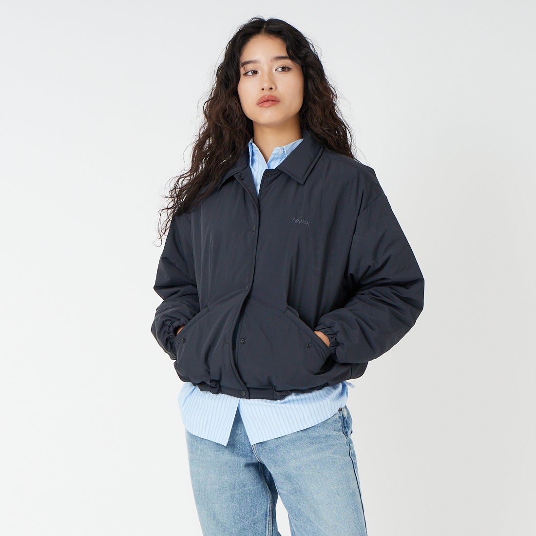 NANGA [ナンガ] ウィメンズ ソフトダウンコーチジャケット [N2501-0J003B] BLK &&モデル身長：162cm 着用サイズ：WM&&