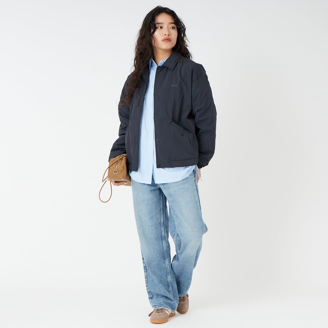 NANGA [ナンガ] ウィメンズ ソフトダウンコーチジャケット [N2501-0J003B] BLK &&モデル身長：162cm 着用サイズ：WM&&