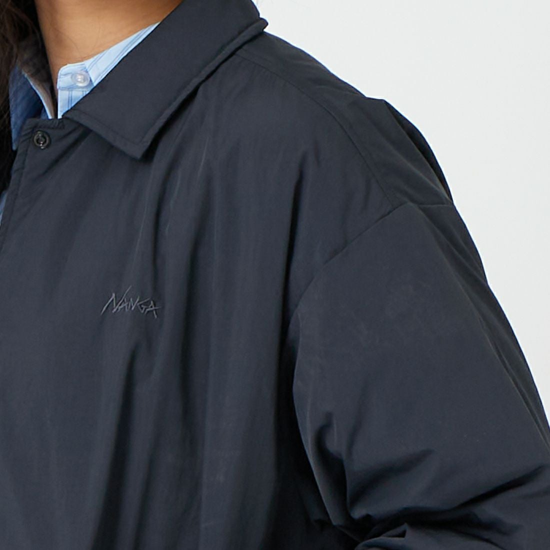 NANGA [ナンガ] ウィメンズ ソフトダウンコーチジャケット [N2501-0J003B] BLK &&モデル身長：162cm 着用サイズ：WM&&