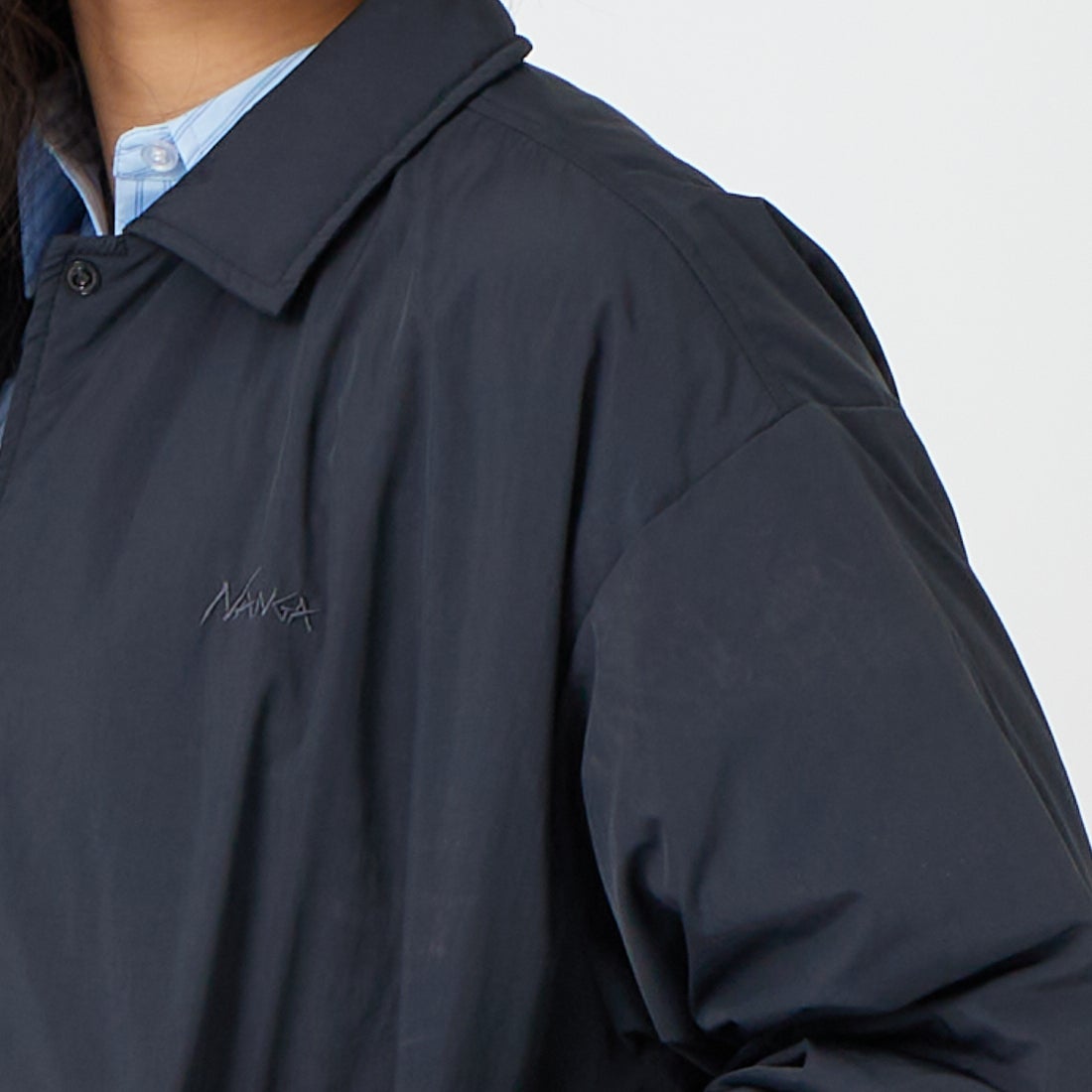 NANGA [ナンガ] ウィメンズ ソフトダウンコーチジャケット [N2501-0J003B] BLK &&モデル身長：162cm 着用サイズ：WM&&