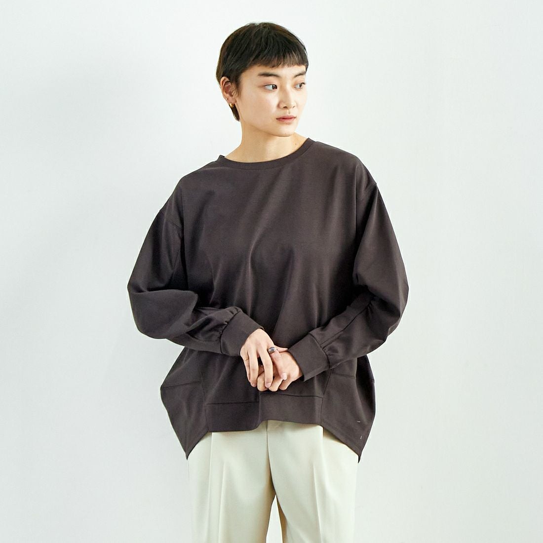 Maison de L'allure [メゾン ドゥ ラリュール] 袖ギャザー前後差バルーンプルオーバー [M25112007] 08 CHARCOA &&モデル身長：160cm 着用サイズ：F&&