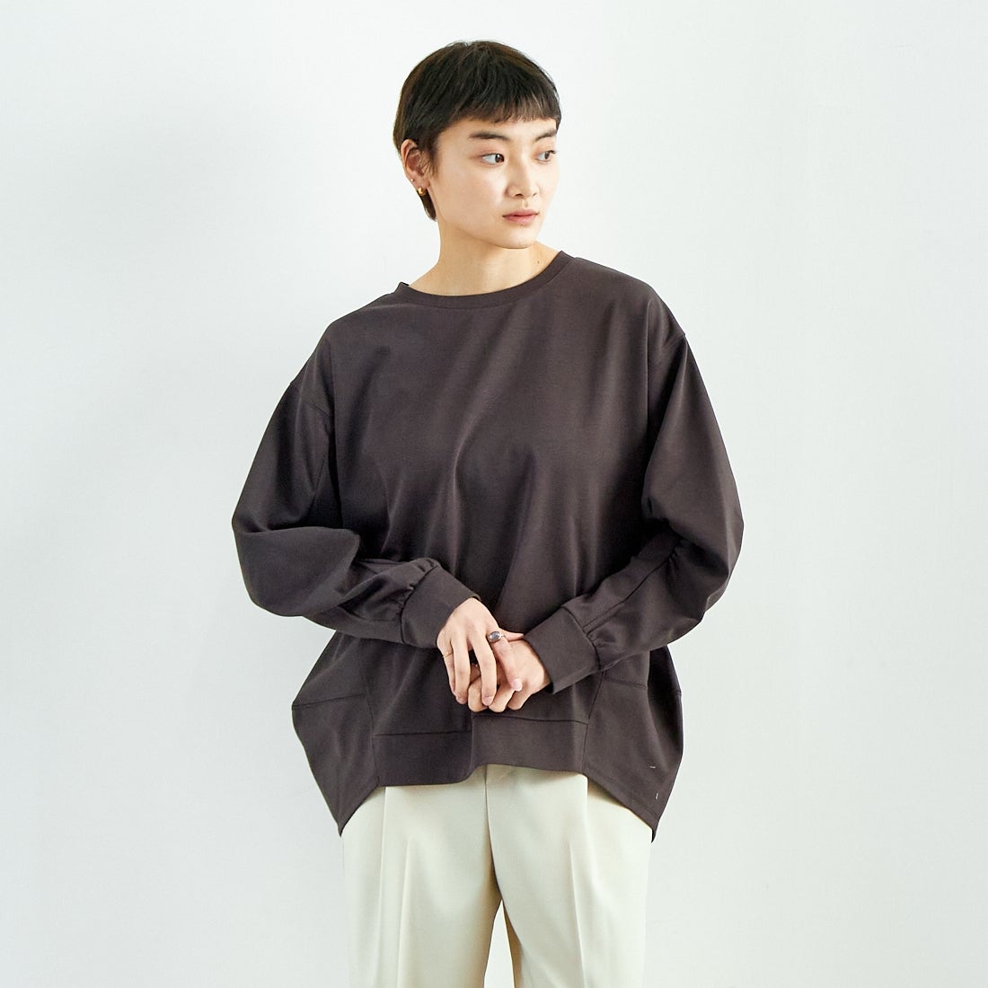 Maison de L'allure [メゾン ドゥ ラリュール] 袖ギャザー前後差バルーンプルオーバー [M25112007] 08 CHARCOA &&モデル身長：160cm 着用サイズ：F&&