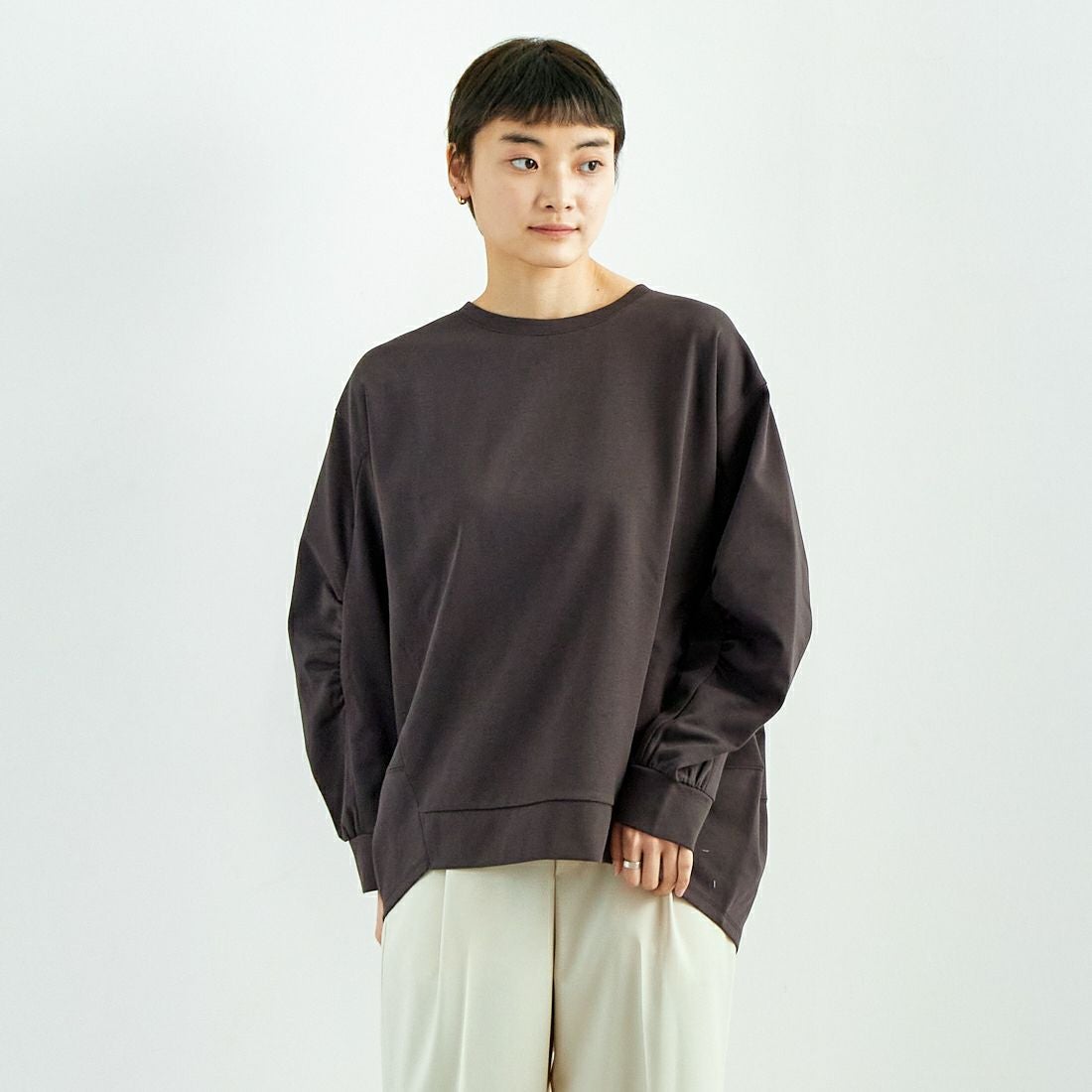 Maison de L'allure [メゾン ドゥ ラリュール] 袖ギャザー前後差バルーンプルオーバー [M25112007] 08 CHARCOA &&モデル身長：160cm 着用サイズ：F&&