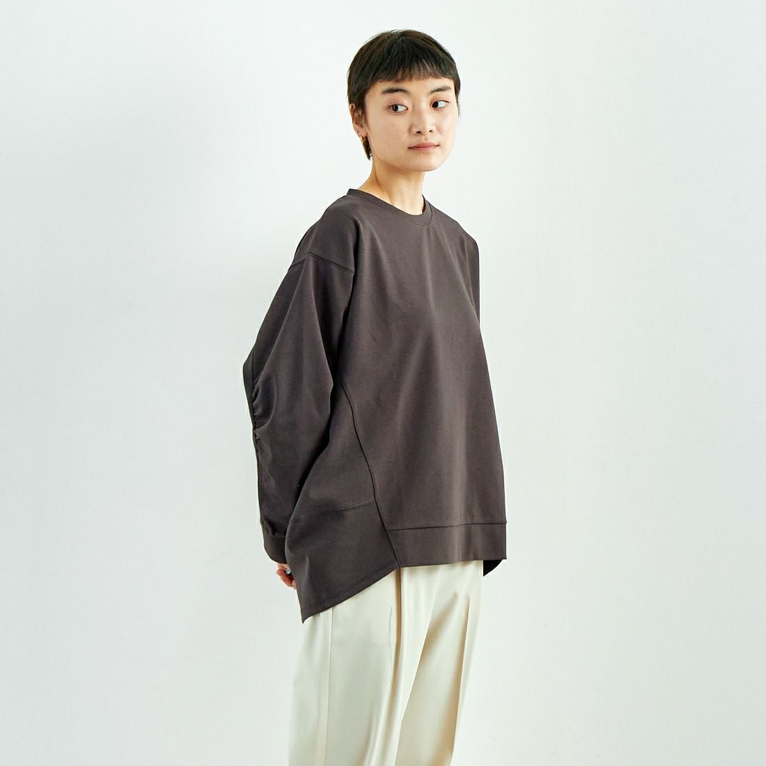 Maison de L'allure [メゾン ドゥ ラリュール] 袖ギャザー前後差バルーンプルオーバー [M25112007] 08 CHARCOA &&モデル身長：160cm 着用サイズ：F&&