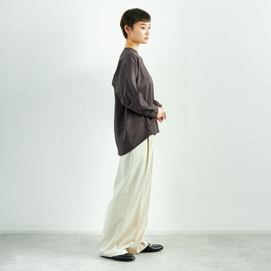 Maison de L'allure [メゾン ドゥ ラリュール] 袖ギャザー前後差バルーンプルオーバー [M25112007] 08 CHARCOA &&モデル身長：160cm 着用サイズ：F&&