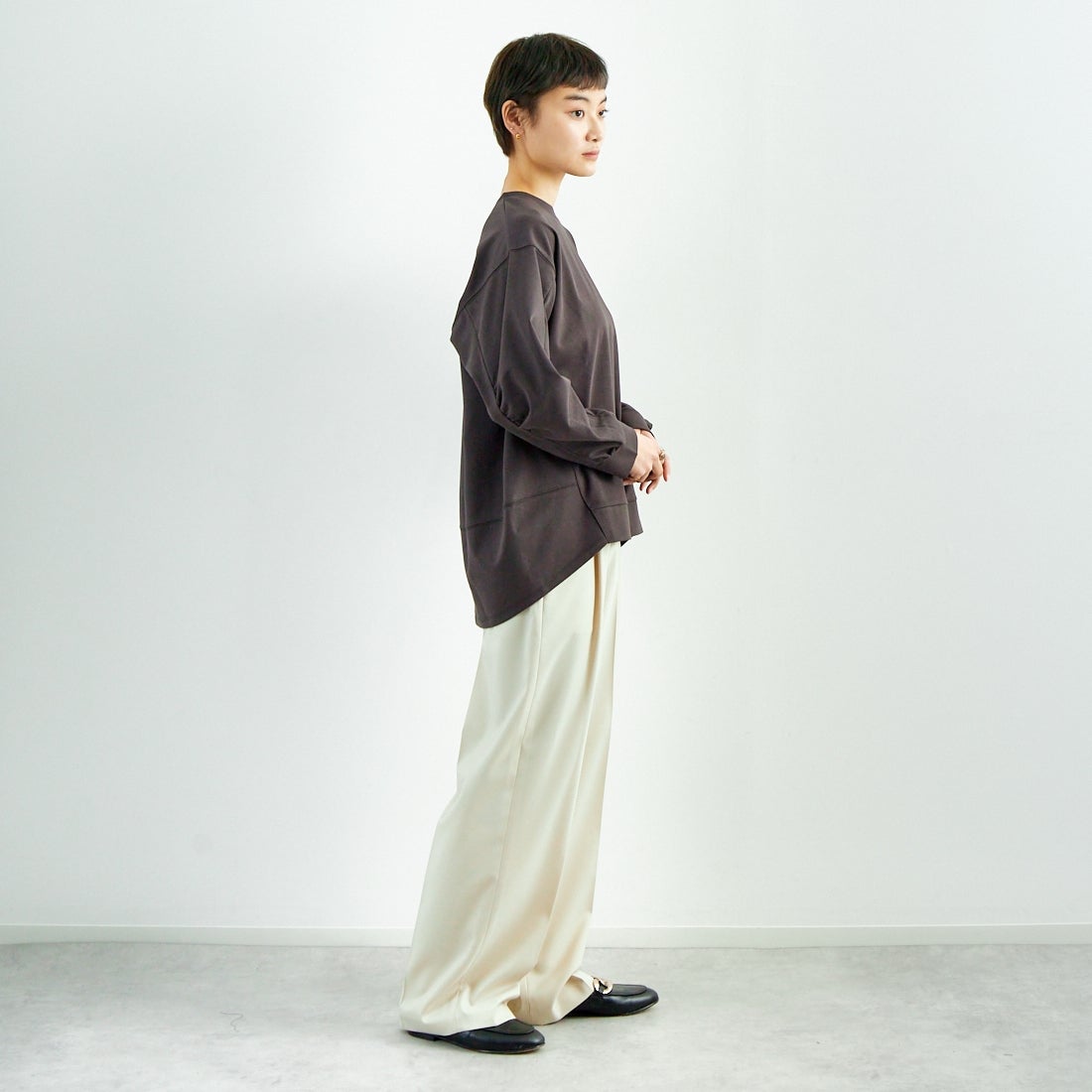 Maison de L'allure [メゾン ドゥ ラリュール] 袖ギャザー前後差バルーンプルオーバー [M25112007] 08 CHARCOA &&モデル身長：160cm 着用サイズ：F&&