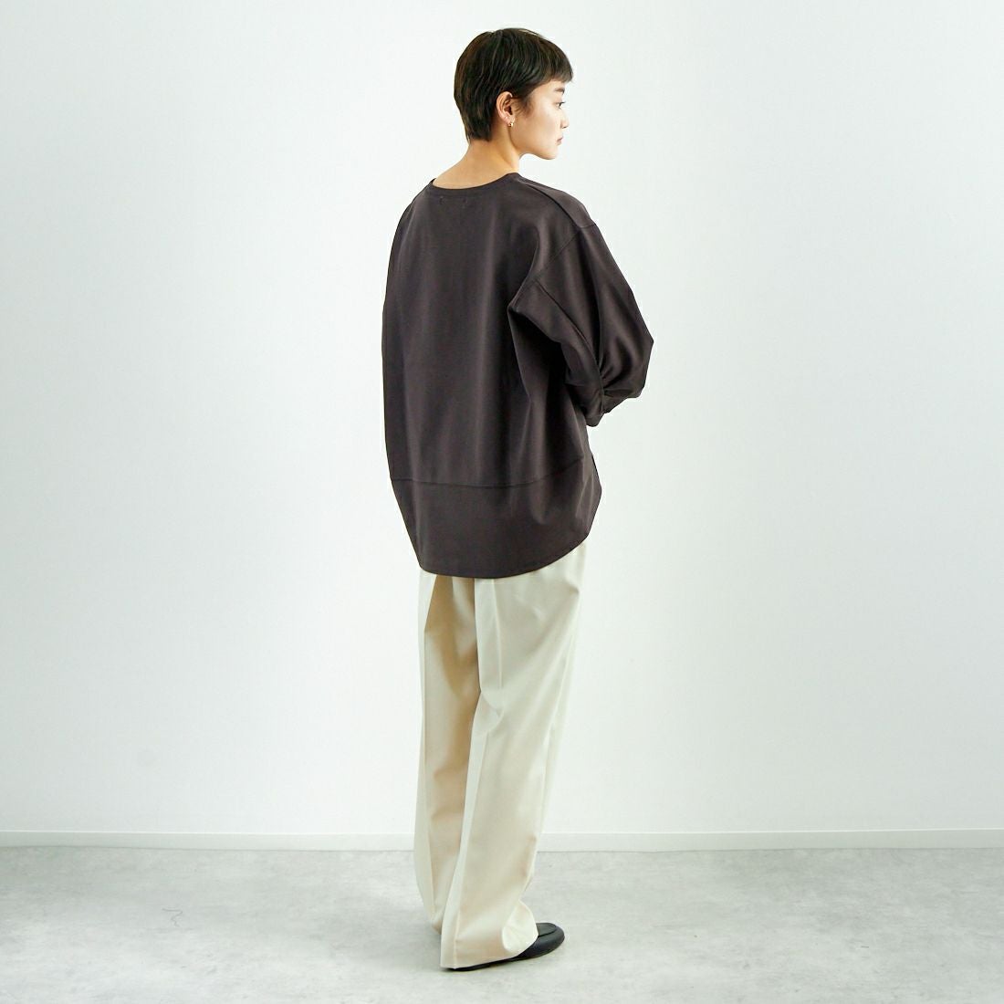 Maison de L'allure [メゾン ドゥ ラリュール] 袖ギャザー前後差バルーンプルオーバー [M25112007] 08 CHARCOA &&モデル身長：160cm 着用サイズ：F&&