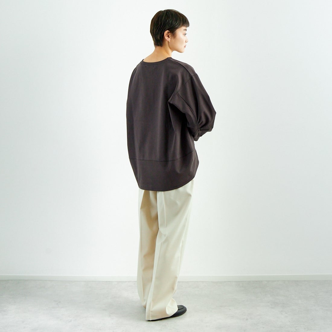 Maison de L'allure [メゾン ドゥ ラリュール] 袖ギャザー前後差バルーンプルオーバー [M25112007] 08 CHARCOA &&モデル身長：160cm 着用サイズ：F&&