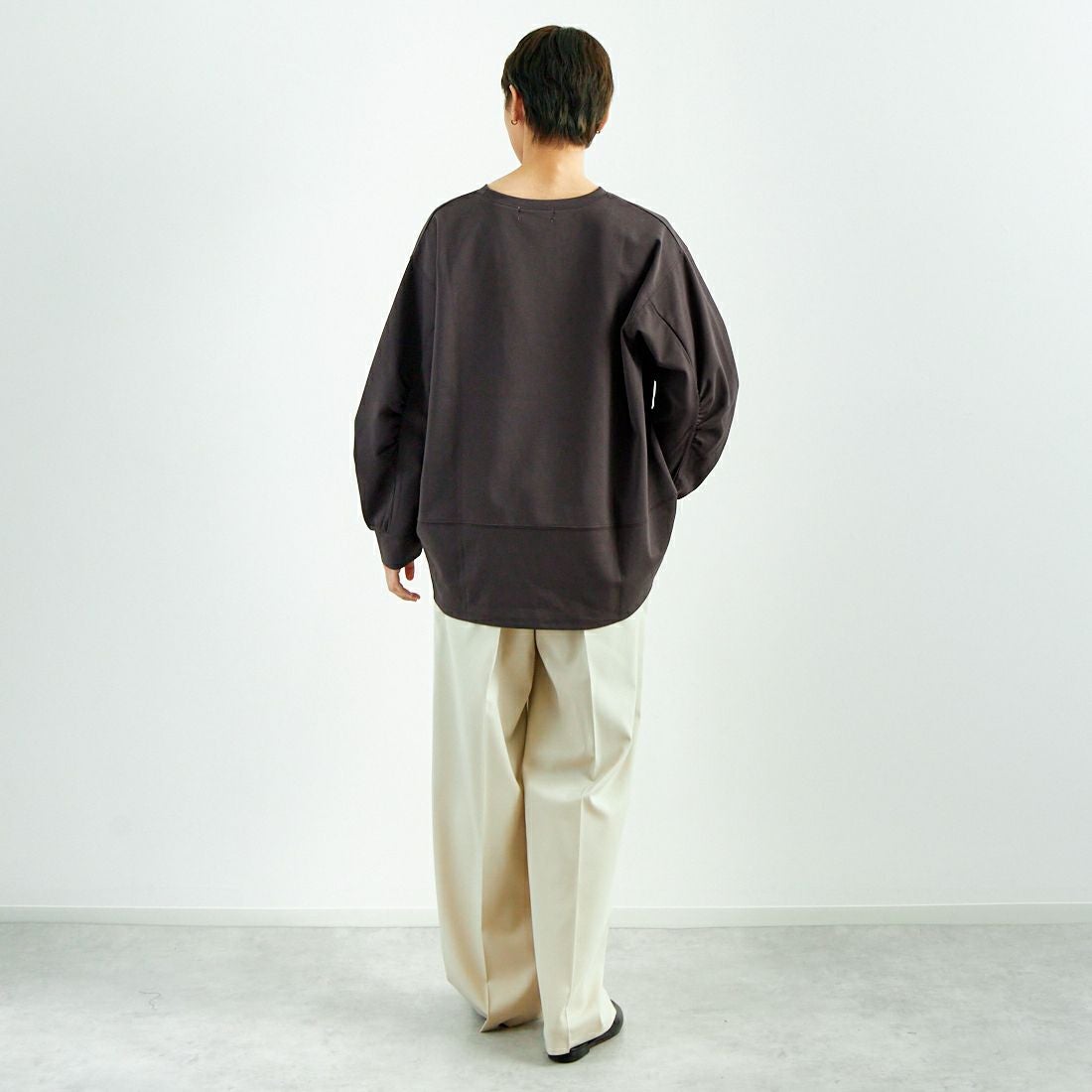 Maison de L'allure [メゾン ドゥ ラリュール] 袖ギャザー前後差バルーンプルオーバー [M25112007] 08 CHARCOA &&モデル身長：160cm 着用サイズ：F&&