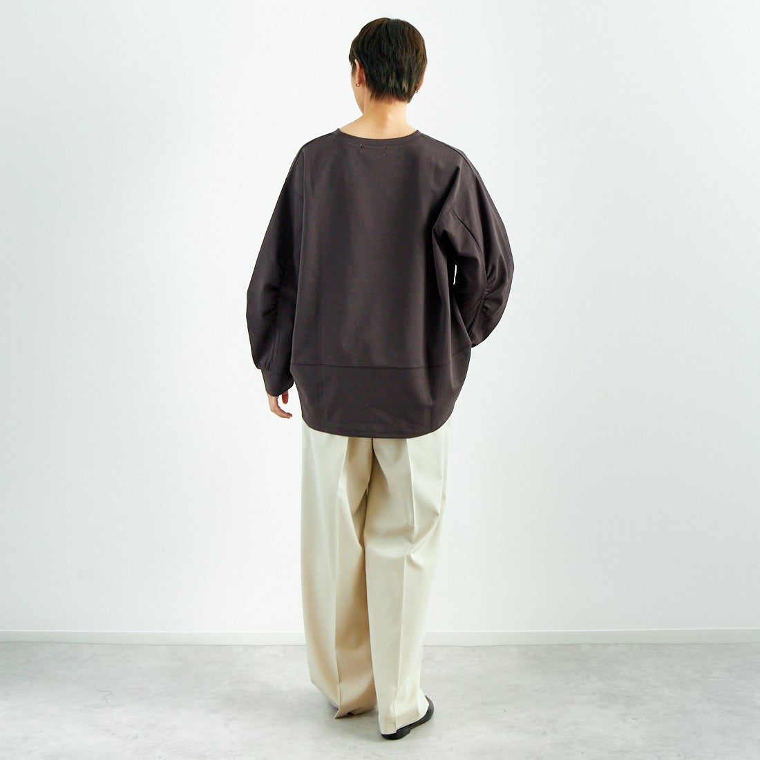 Maison de L'allure [メゾン ドゥ ラリュール] 袖ギャザー前後差バルーンプルオーバー [M25112007] 08 CHARCOA &&モデル身長：160cm 着用サイズ：F&&