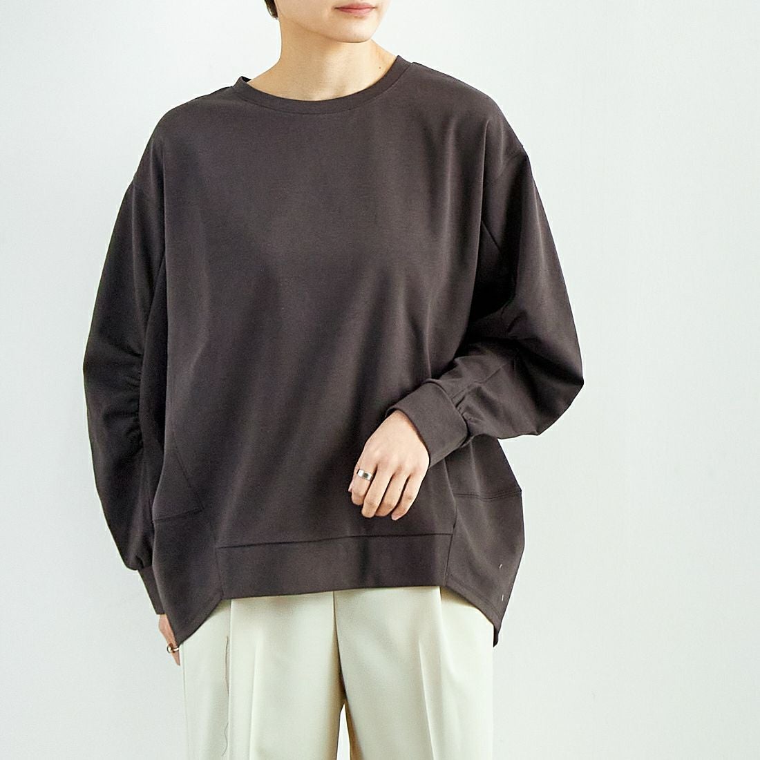 Maison de L'allure [メゾン ドゥ ラリュール] 袖ギャザー前後差バルーンプルオーバー [M25112007] 08 CHARCOA &&モデル身長：160cm 着用サイズ：F&&