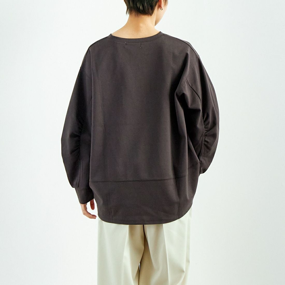 Maison de L'allure [メゾン ドゥ ラリュール] 袖ギャザー前後差バルーンプルオーバー [M25112007] 08 CHARCOA &&モデル身長：160cm 着用サイズ：F&&