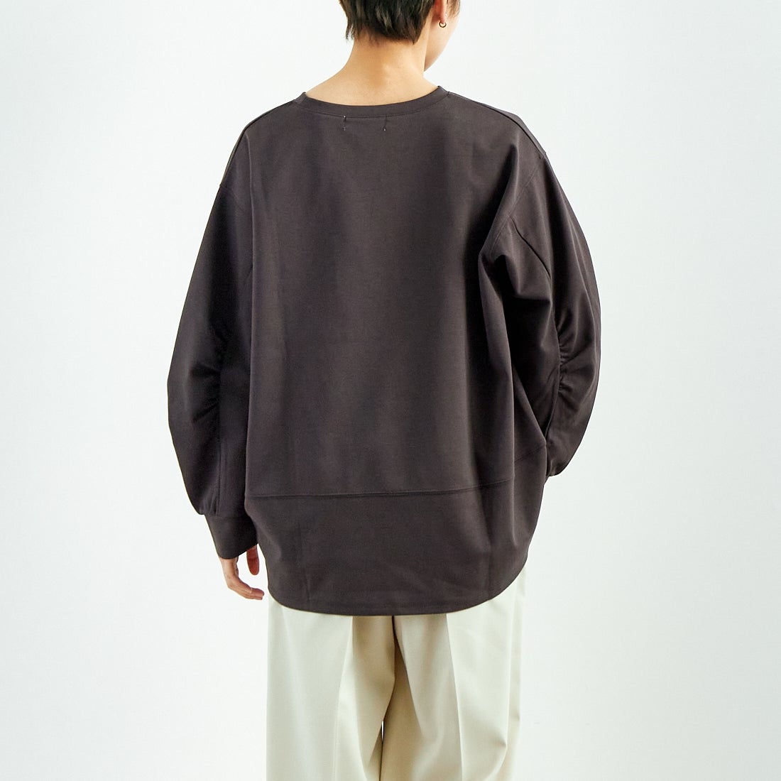 Maison de L'allure [メゾン ドゥ ラリュール] 袖ギャザー前後差バルーンプルオーバー [M25112007] 08 CHARCOA &&モデル身長：160cm 着用サイズ：F&&
