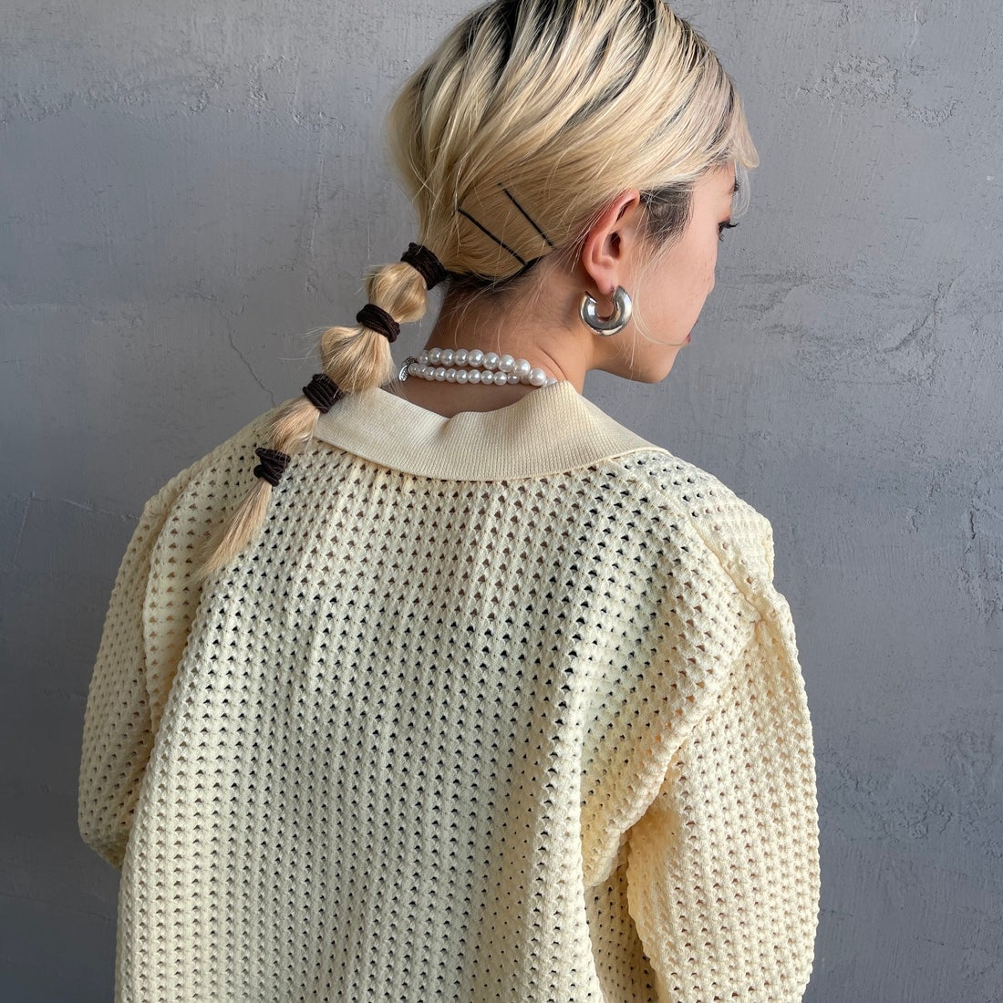 Maison de L'allure [メゾン ドゥ ラリュール] 襟付きメッシュニットプルオーバー [M24141012] 30 CREAM &&モデル身長：150cm 着用サイズ：F&&