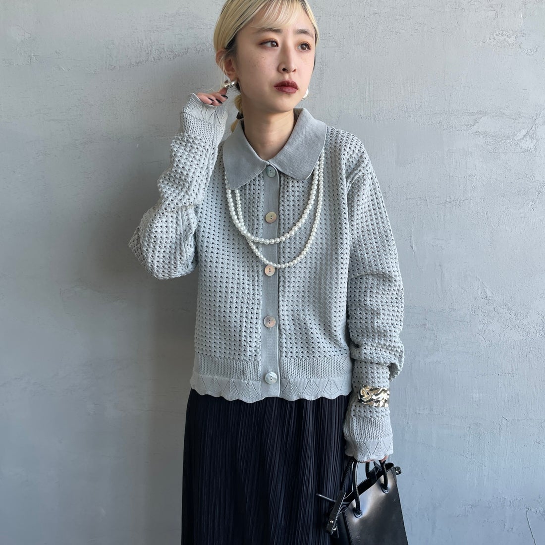 Maison de L'allure [メゾン ドゥ ラリュール] 襟付きメッシュニットプルオーバー [M24141012] 05 L.GRAY &&モデル身長：150cm 着用サイズ：F&&