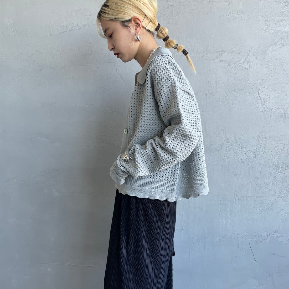 Maison de L'allure [メゾン ドゥ ラリュール] 襟付きメッシュニットプルオーバー [M24141012] 05 L.GRAY &&モデル身長：150cm 着用サイズ：F&&