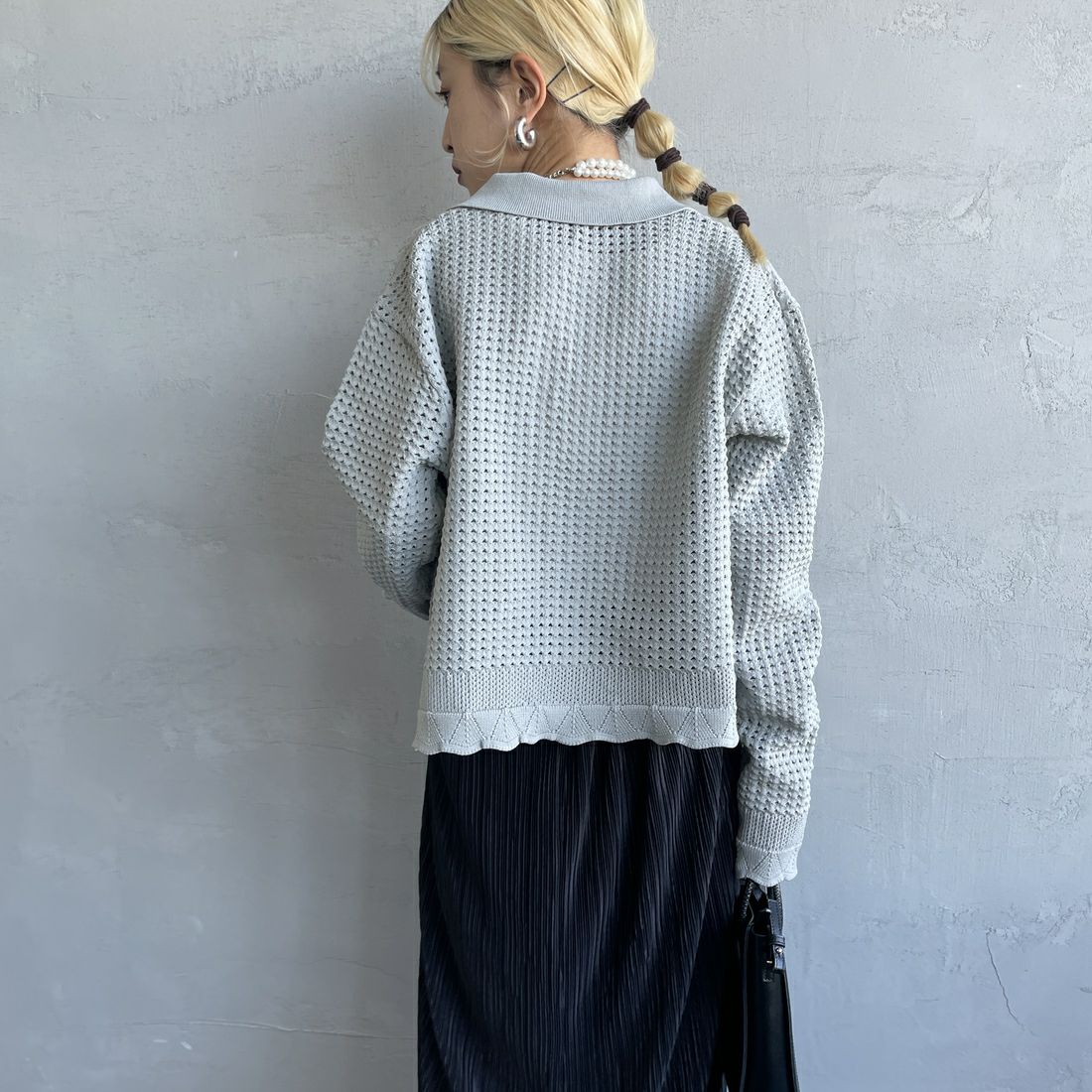 Maison de L'allure [メゾン ドゥ ラリュール] 襟付きメッシュニットプルオーバー [M24141012] 05 L.GRAY &&モデル身長：150cm 着用サイズ：F&&