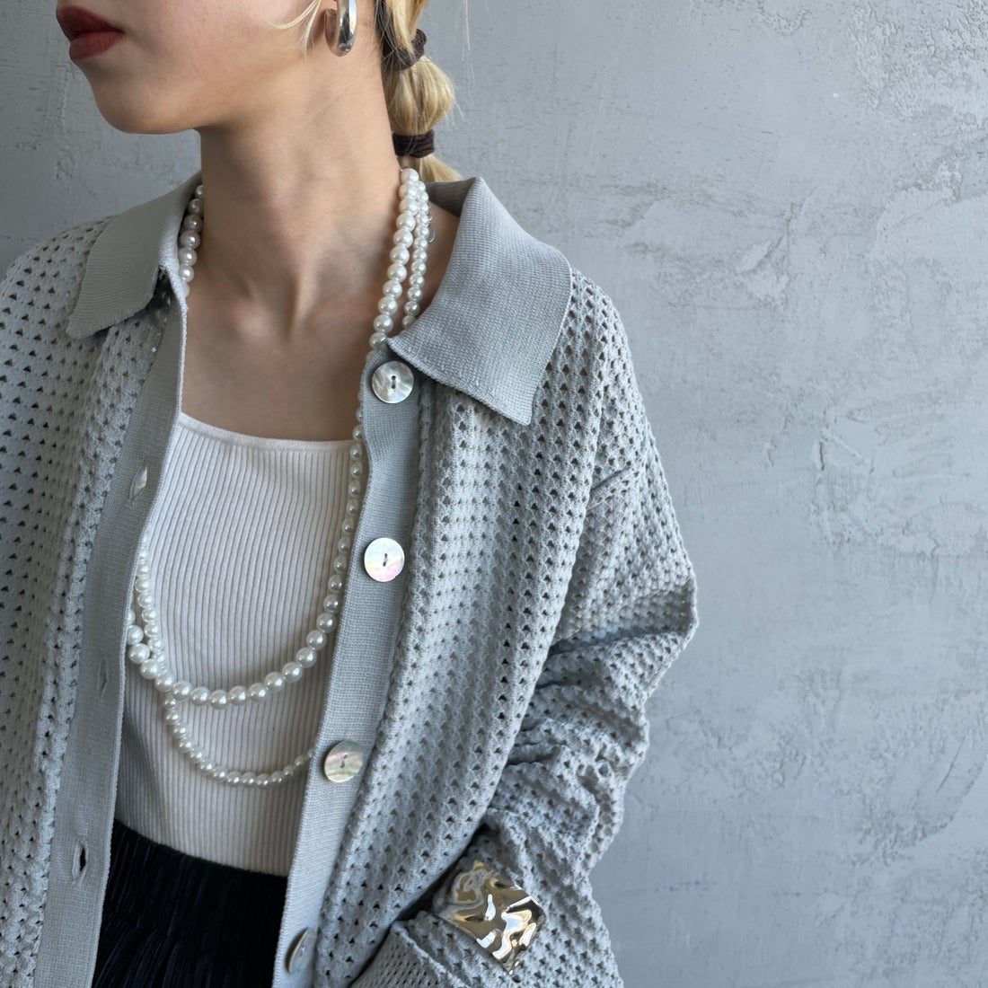 Maison de L'allure [メゾン ドゥ ラリュール] 襟付きメッシュニットプルオーバー [M24141012] 05 L.GRAY &&モデル身長：150cm 着用サイズ：F&&